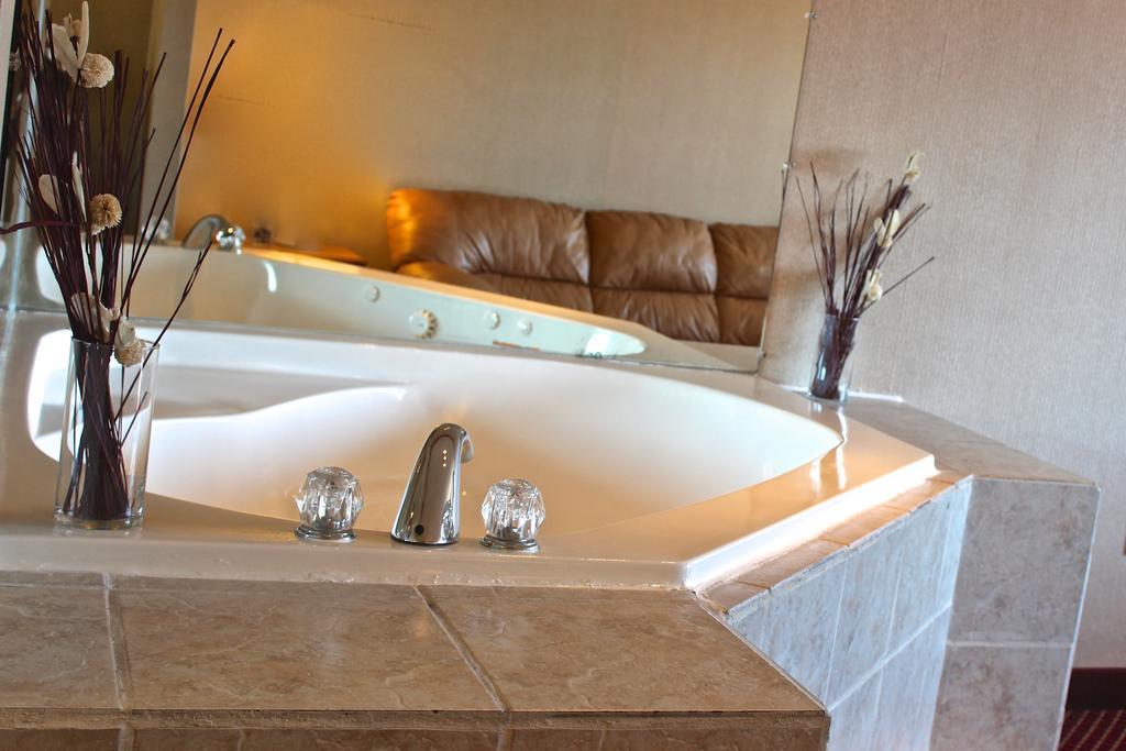 Regency Inn Richmond Dumbarton Екстер'єр фото