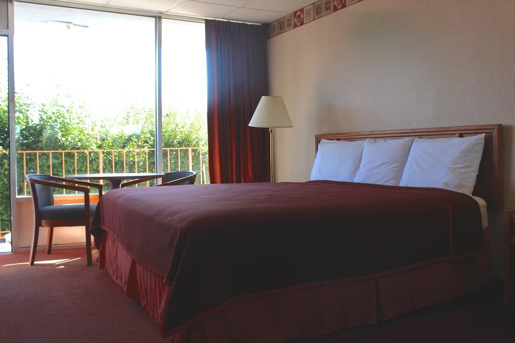 Regency Inn Richmond Dumbarton Екстер'єр фото