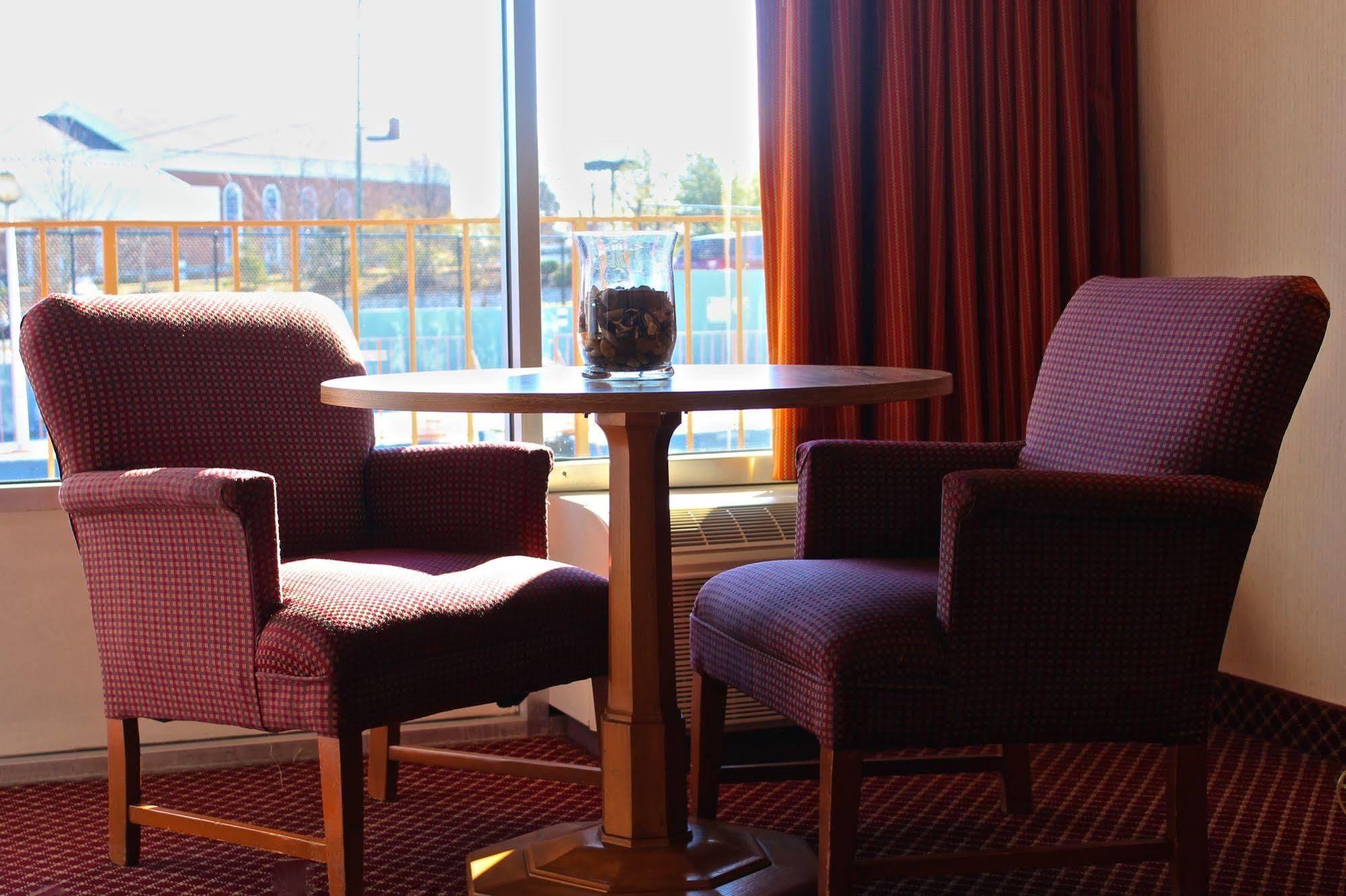 Regency Inn Richmond Dumbarton Екстер'єр фото
