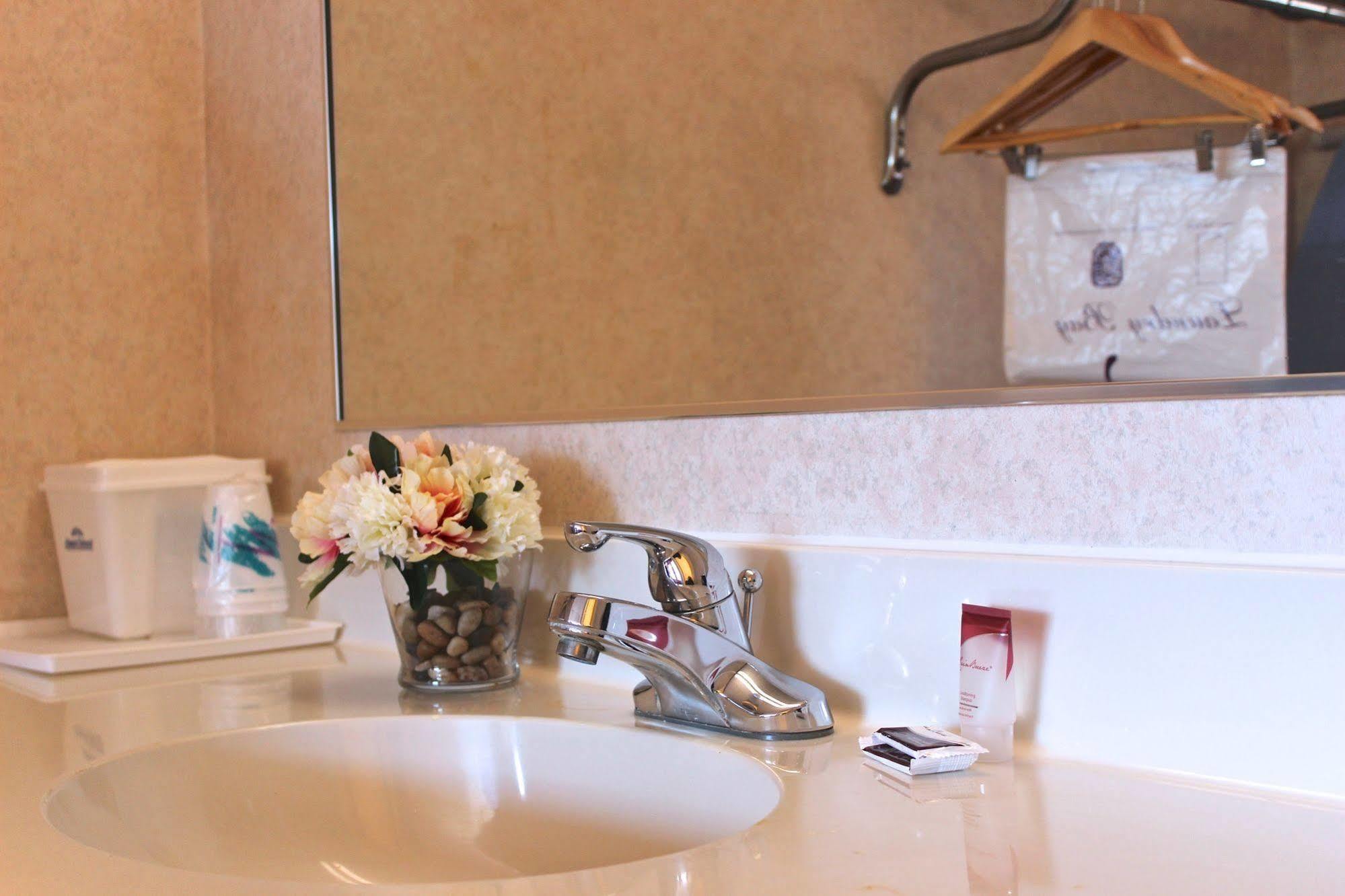 Regency Inn Richmond Dumbarton Екстер'єр фото